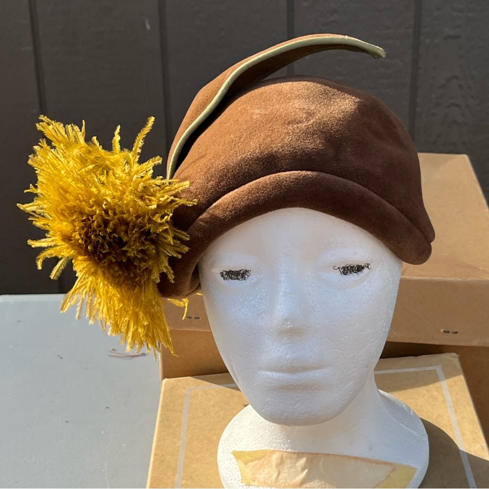 Vintage Cavalier FLAMAND Cloche brown Velour hat yellow feathers Made in Italy